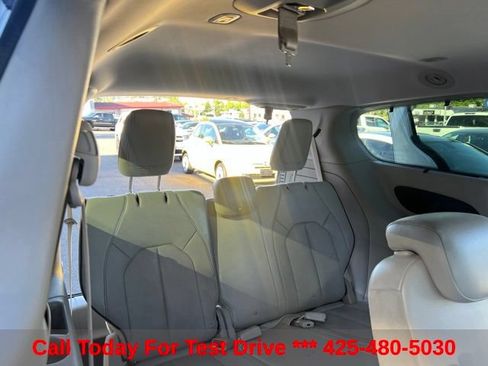 Used 2017 Chrysler Pacifica Limited w/ Tire & Wheel Group FWD image 26