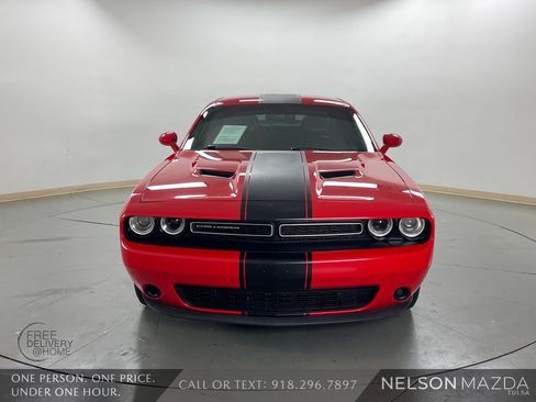 Used 2015 Dodge Challenger SXT image 2
