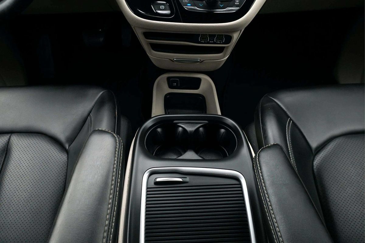 Used 2023 Chrysler Pacifica Touring-L FWD image 24