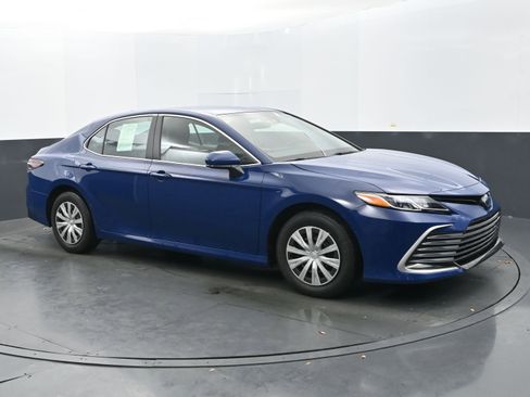 Used 2023 Toyota Camry LE image 7