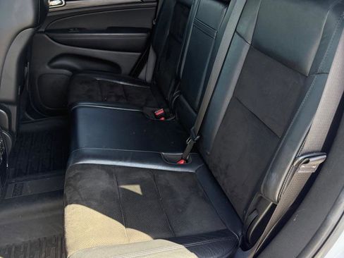 Used 2019 Jeep Grand Cherokee Laredo w/ Laredo X Package image 6