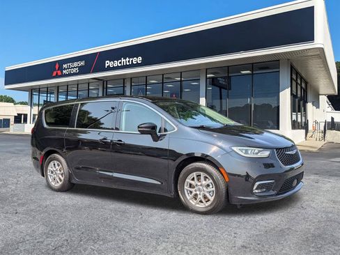 Used 2024 Chrysler Pacifica Touring-L FWD image 1