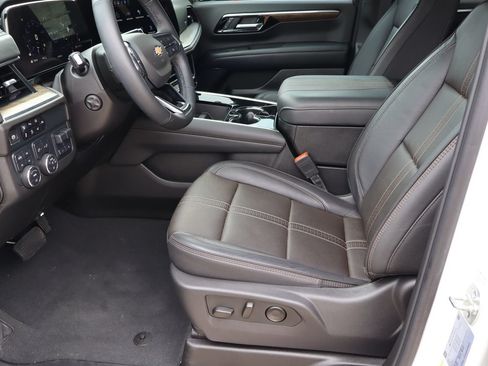 Used 2025 Chevrolet Tahoe High Country AWD/4WD image 17