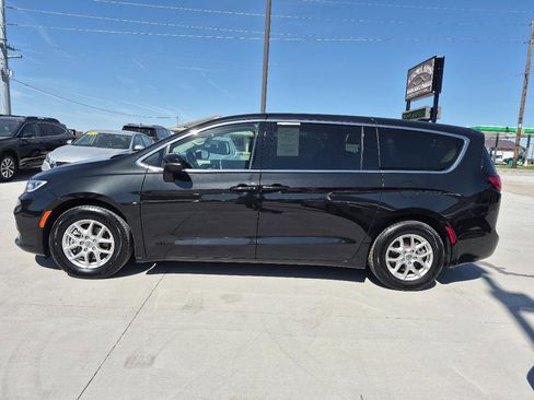 Used 2023 Chrysler Pacifica Touring-L FWD image 9
