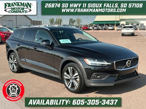 Used 2025 Volvo V60 B5 Cross Country Plus AWD/4WD image 1