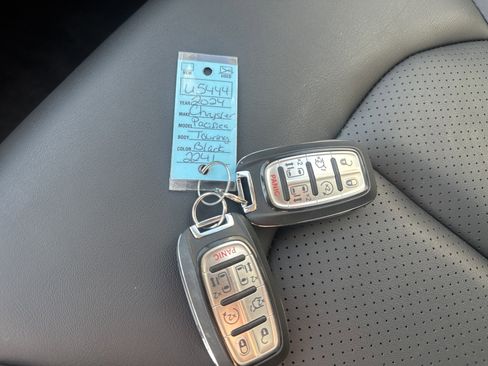 Used 2024 Chrysler Pacifica Touring-L image 23