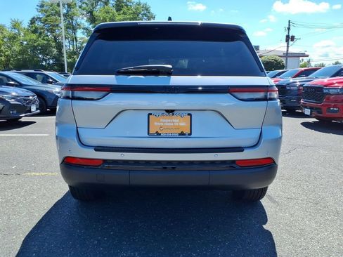 Used 2024 Jeep Grand Cherokee Altitude RWD image 20