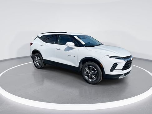 Used 2024 Chevrolet Blazer LT FWD image 2