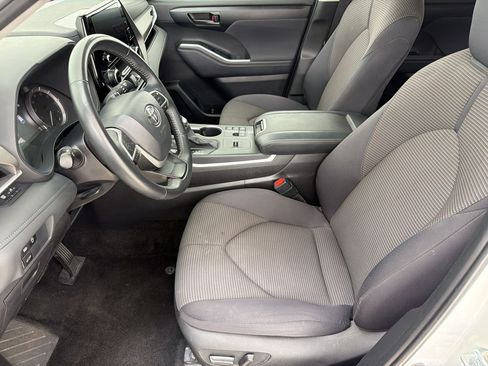 Used 2025 Toyota Highlander LE FWD image 5