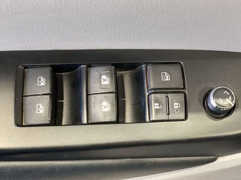 Used 2018 Toyota Highlander XLE image 16