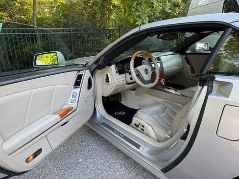 Used 2006 Cadillac XLR RWD image 32
