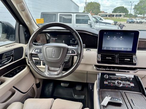 Used 2018 Lincoln Navigator Select AWD/4WD image 2