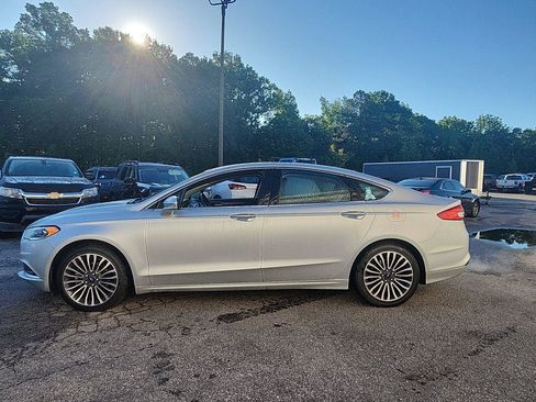 Used 2018 Ford Fusion SE w/ Fusion SE Technology Package FWD image 2