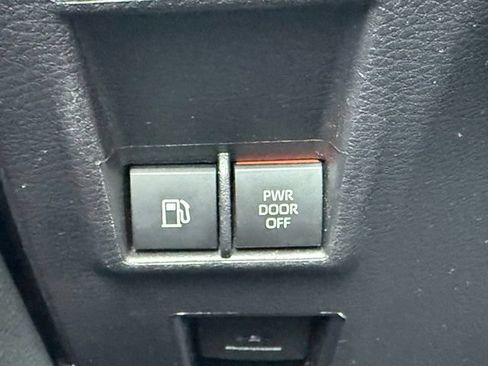 Used 2026 Toyota Sienna XLE FWD image 22