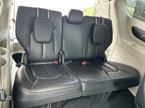 Used 2022 Chrysler Pacifica Touring-L image 39