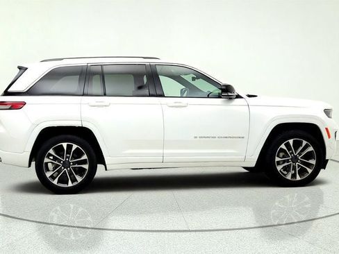 Used 2022 Jeep Grand Cherokee Overland w/ Luxury Tech Group IV AWD/4WD image 4