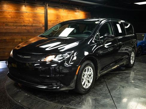 Used 2023 Chrysler Voyager LX image 2
