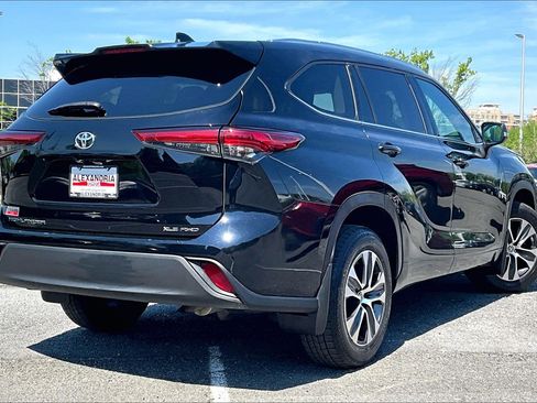 Used 2021 Toyota Highlander XLE image 12