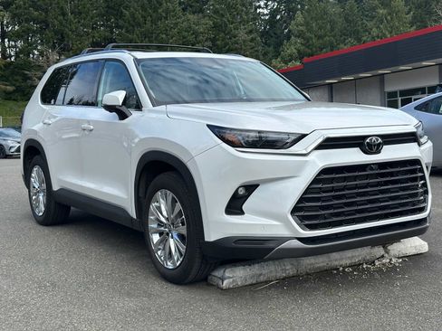 Used 2025 Toyota Grand Highlander AWD image 3
