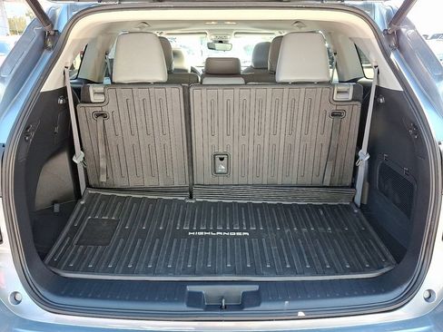 Used 2022 Toyota Highlander XLE AWD/4WD image 32
