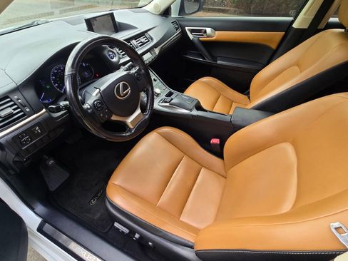 Used 2015 Lexus CT 200h w/ Navigation Package FWD image 12
