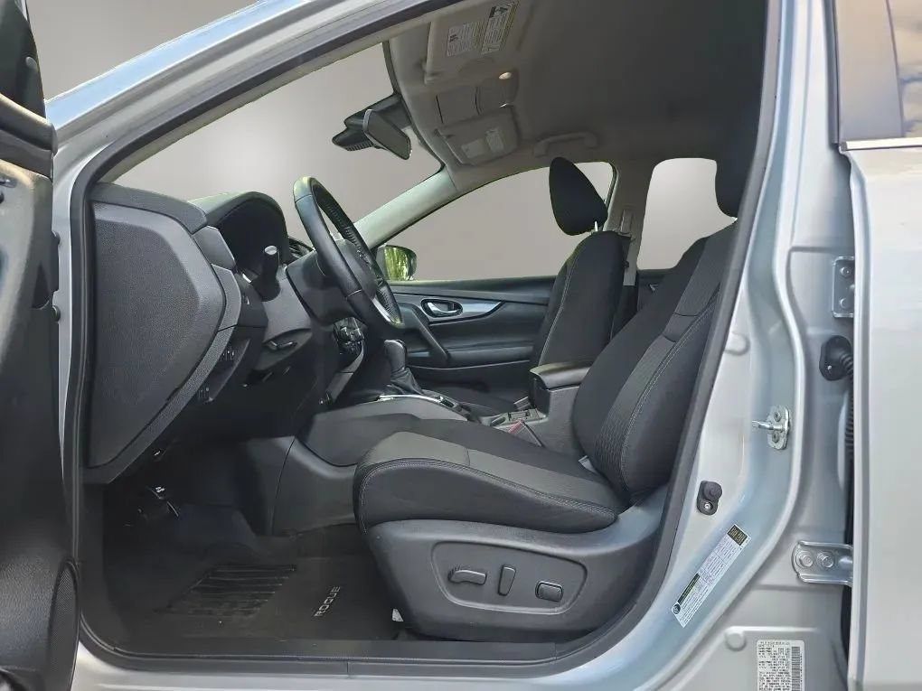 Used 2020 Nissan Rogue SV FWD image 15