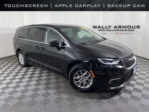 Used 2024 Chrysler Pacifica Touring-L image 1