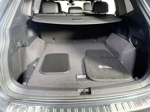 Used 2022 Volkswagen Tiguan SEL R-Line image 25