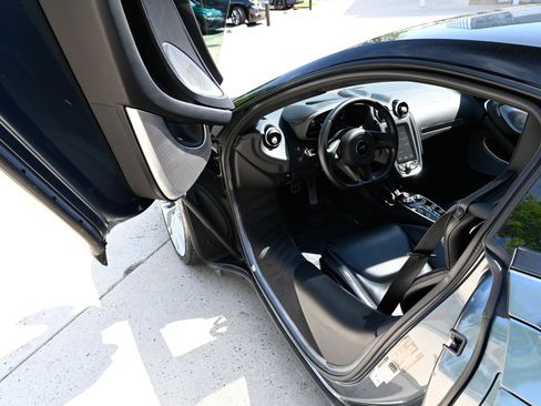 Used 2023 McLaren GT RWD image 15