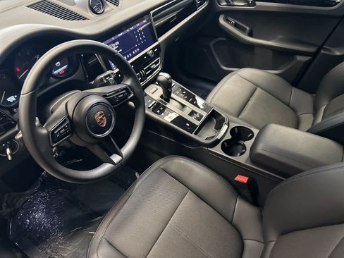 Certified 2025 Porsche Macan AWD/4WD image 4