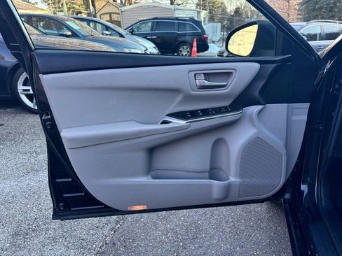 Used 2017 Toyota Camry SE image 16