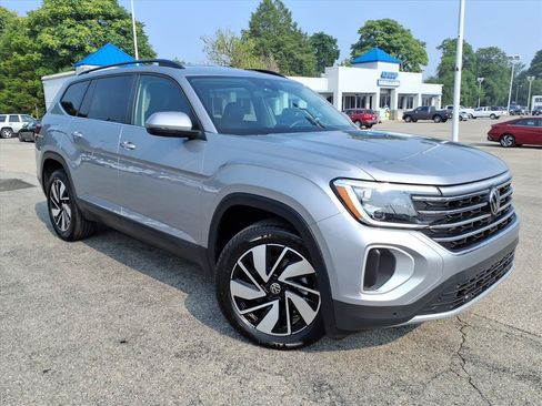 Used 2025 Volkswagen Atlas SE FWD image 2