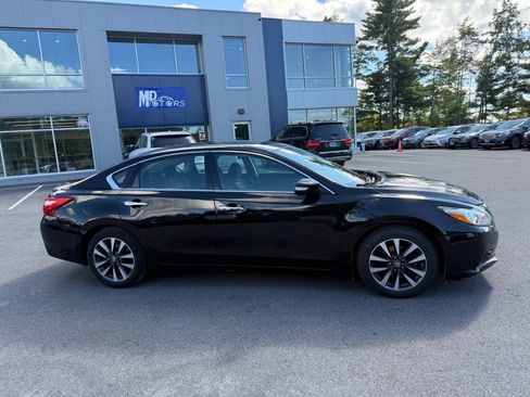 Used 2017 Nissan Altima 2.5 SV w/ Convenience Package FWD image 7
