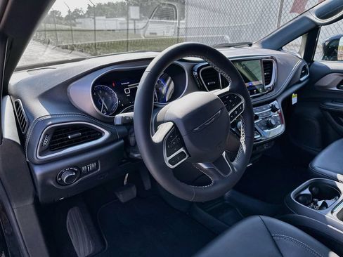 New 2027 Chrysler Pacifica Select FWD image 13