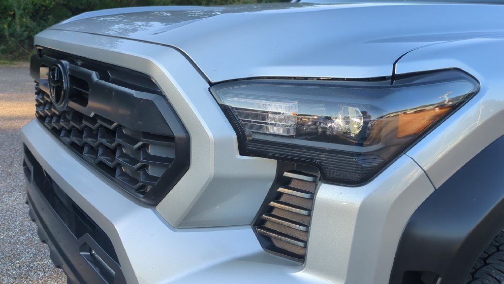 Used 2025 Toyota Tacoma TRD Off-Road AWD/4WD image 9