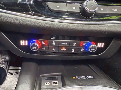 Used 2023 Buick Enclave Avenir image 22