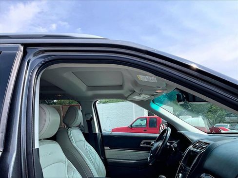 Used 2017 Ford Explorer Platinum AWD/4WD image 23