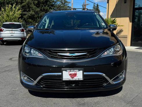 Used 2019 Chrysler Pacifica Limited w/ Advanced Safetytec Group FWD image 2