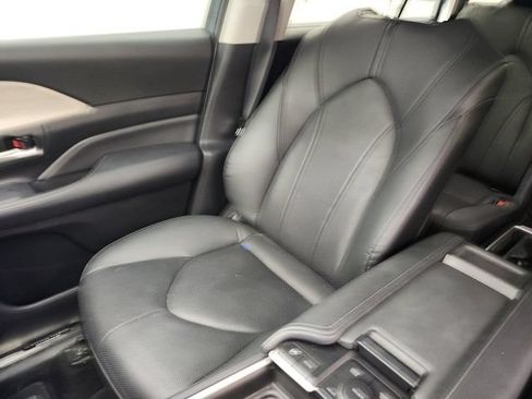 Used 2025 Toyota Grand Highlander AWD image 17