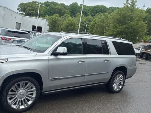 Used 2017 Cadillac Escalade ESV Platinum AWD/4WD image 5