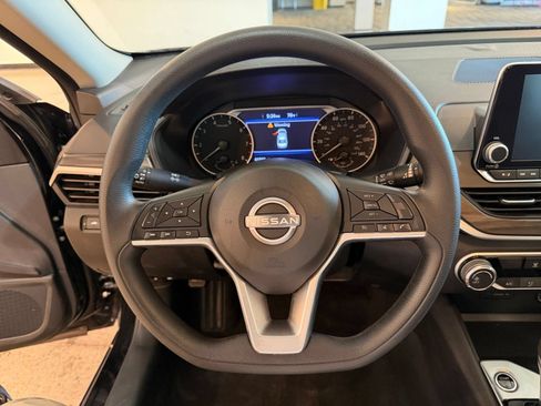 Used 2025 Nissan Altima 2.5 SV FWD image 22
