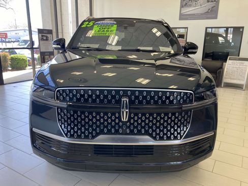 Certified 2025 Lincoln Navigator Reserve image 11