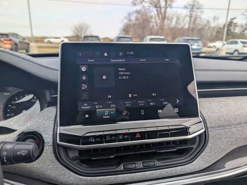 Used 2024 Jeep Compass Latitude image 15