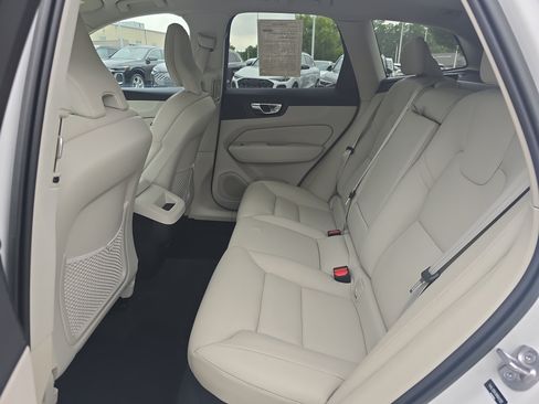 Used 2022 Volvo XC60 B5 Momentum w/ Advanced Package FWD image 13