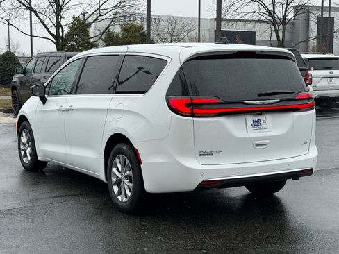 Used 2026 Chrysler Pacifica Select image 9