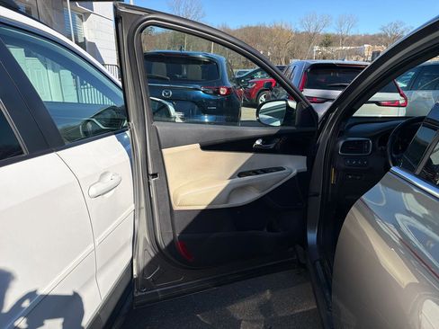 Used 2016 Kia Sorento SX image 19