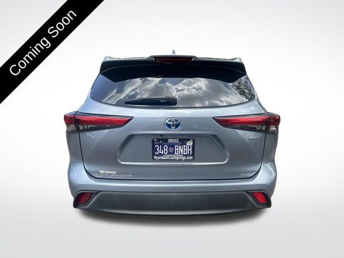 Used 2021 Toyota Highlander XLE AWD/4WD image 6