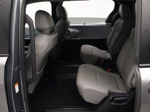 Used 2026 Toyota Sienna XLE FWD image 19