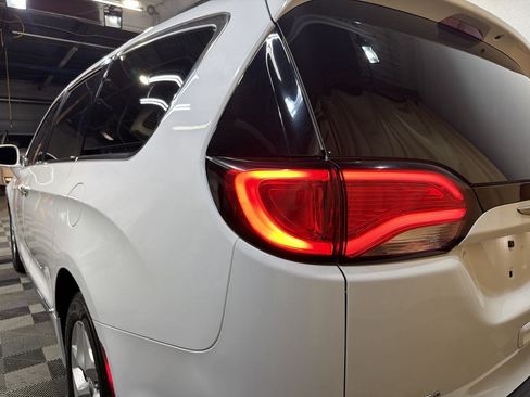 Used 2017 Chrysler Pacifica Touring-L Plus w/ Tire & Wheel Group FWD image 9