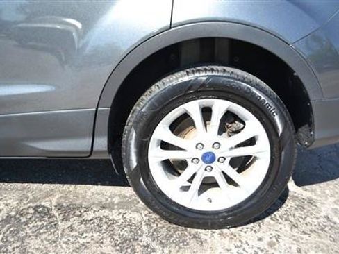 Used 2018 Ford Escape SE w/ SE Sync 3 Package FWD image 9